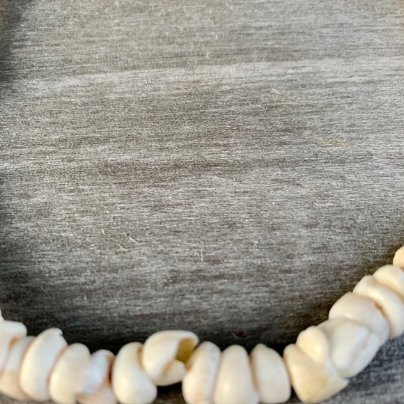 Vintage | Hawaiian 🌺 Puka Shell Necklace - Picture 4 of 7